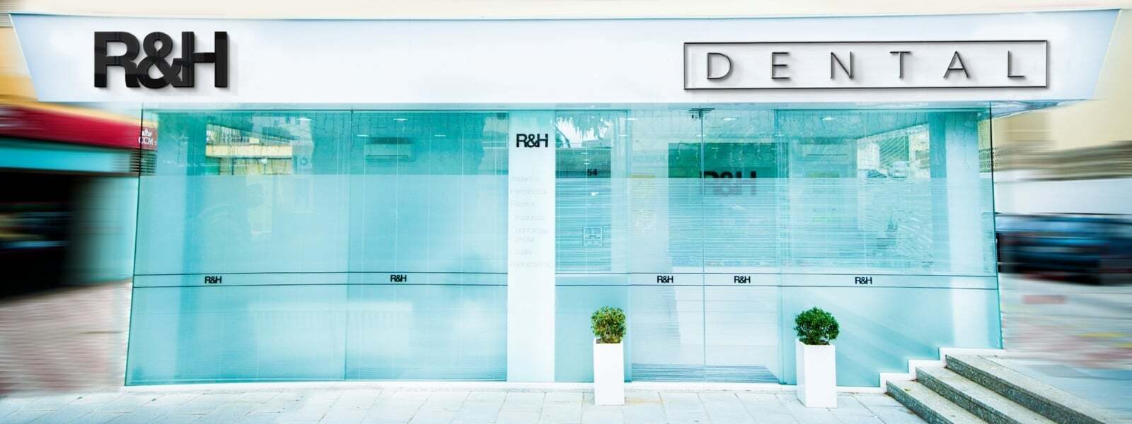R&H Dental Marbella modern clinic interior