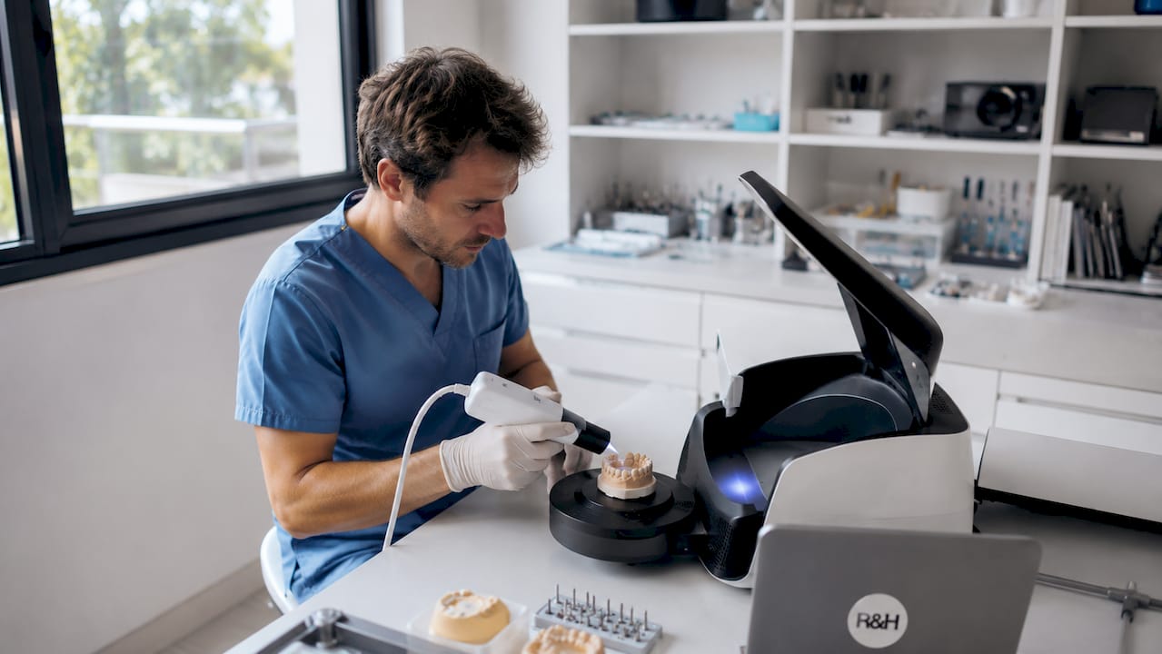 Escena ilustrativa de escaneado de un modelo dental en un laboratorio