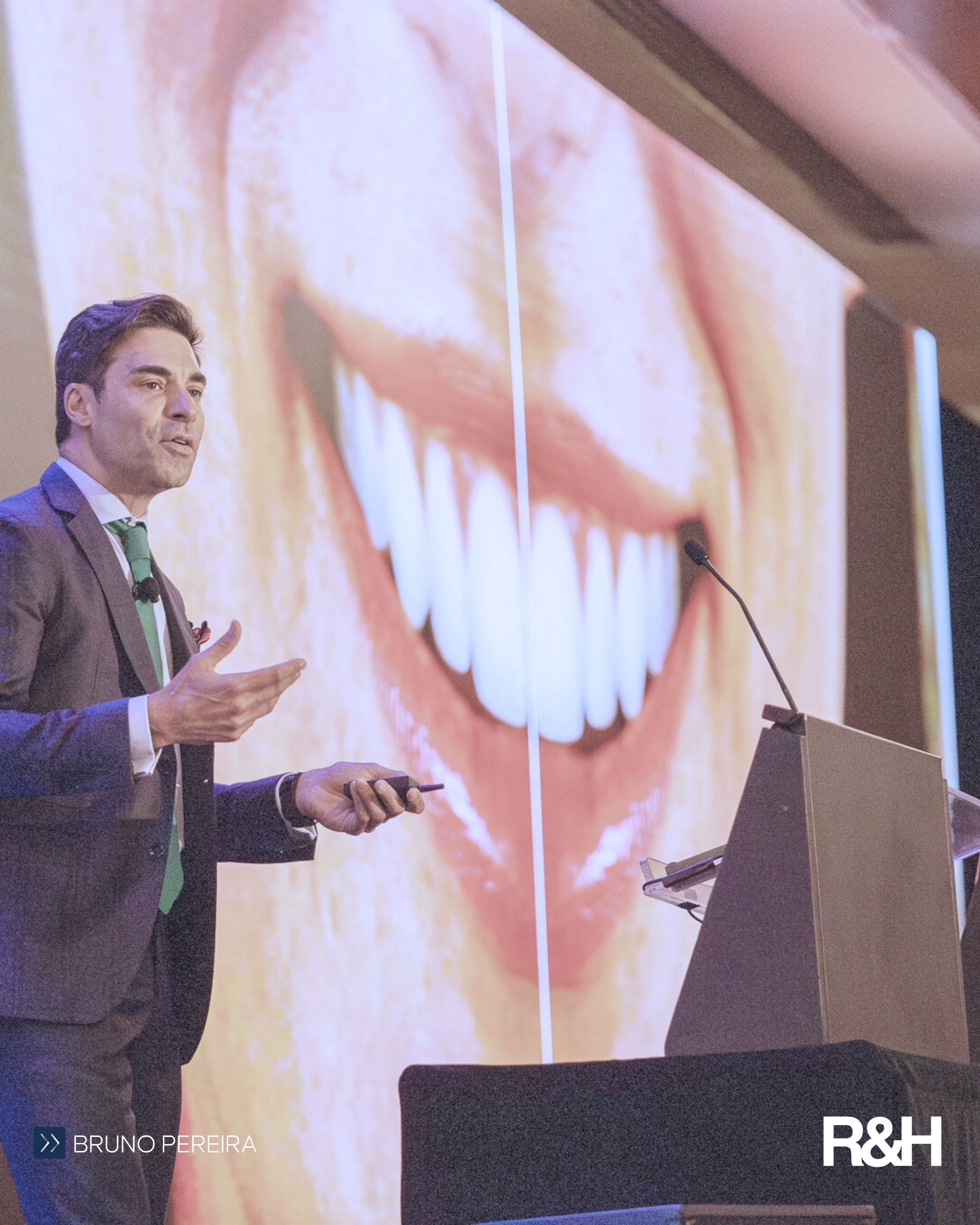 Dr. Bruno en una sesión de planificación de diseño de sonrisa