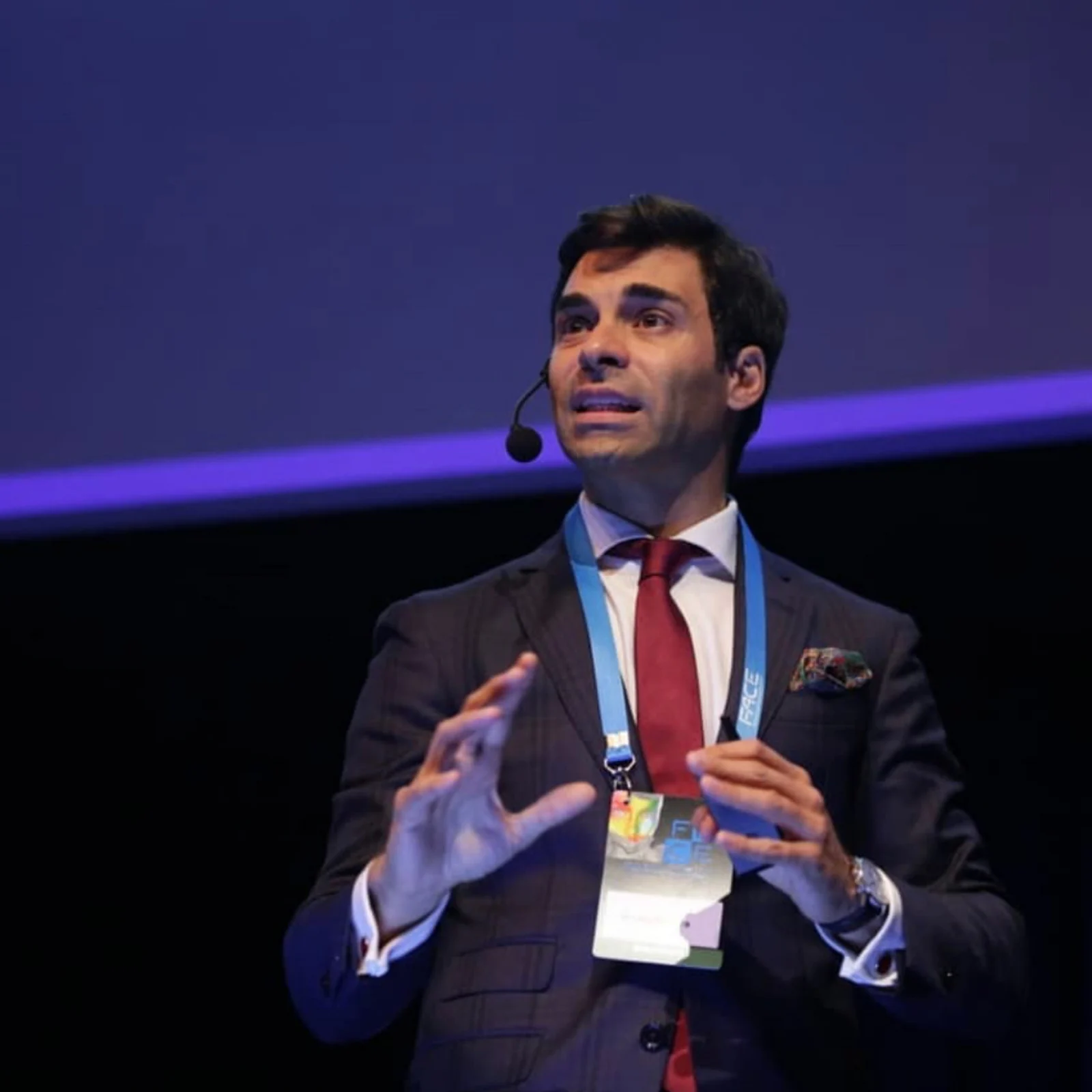 Dr Bruno Pereira lecturing to dental professionals